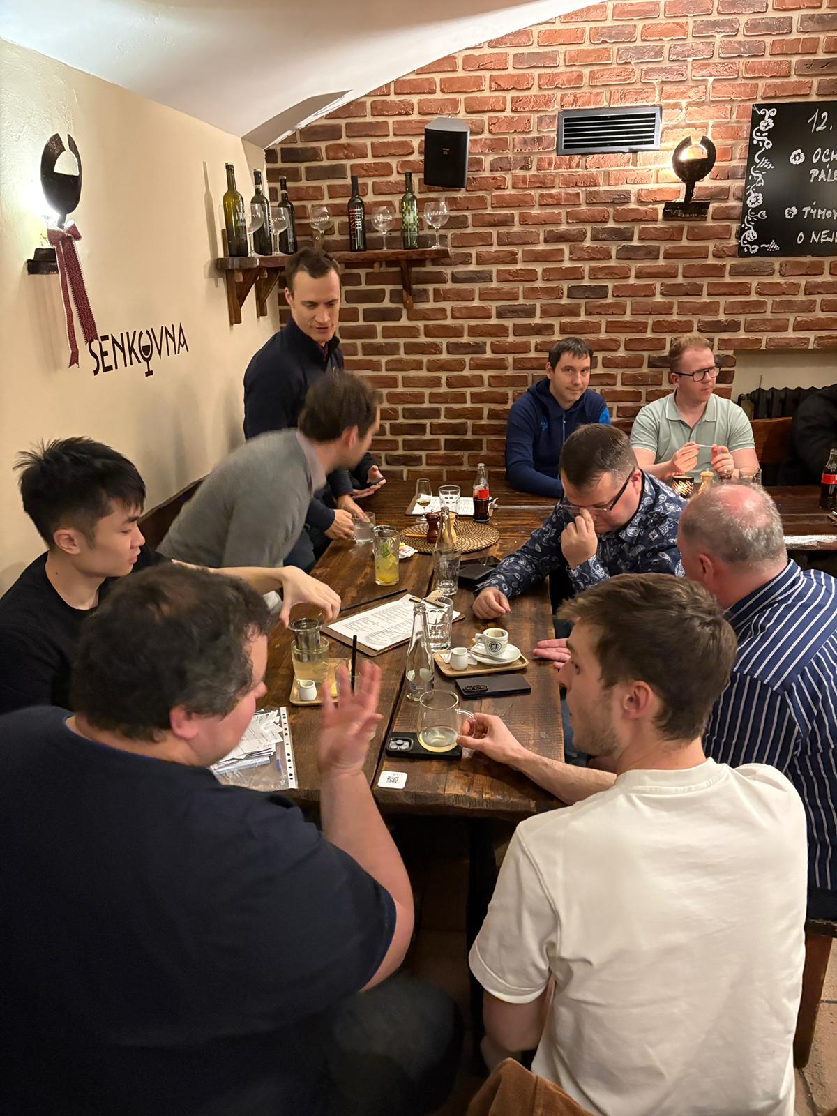 Diskuse členů vb.cz u stolu na společném networkingu